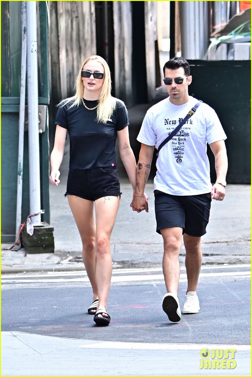 joe jonas sophie turner new tattoos on display 04