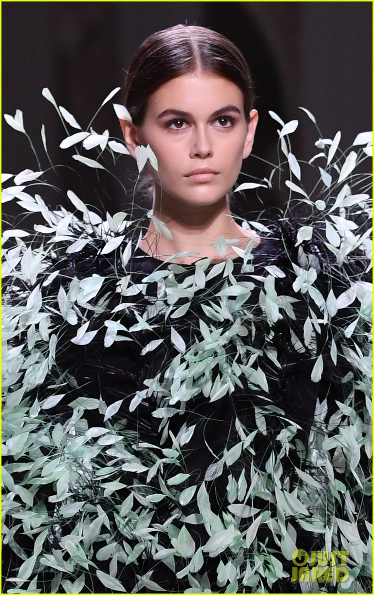 Kaia Gerber Transforms Into Stylish Big Bird On Givenchy Runway Photo 1246082 Photo Gallery 6516