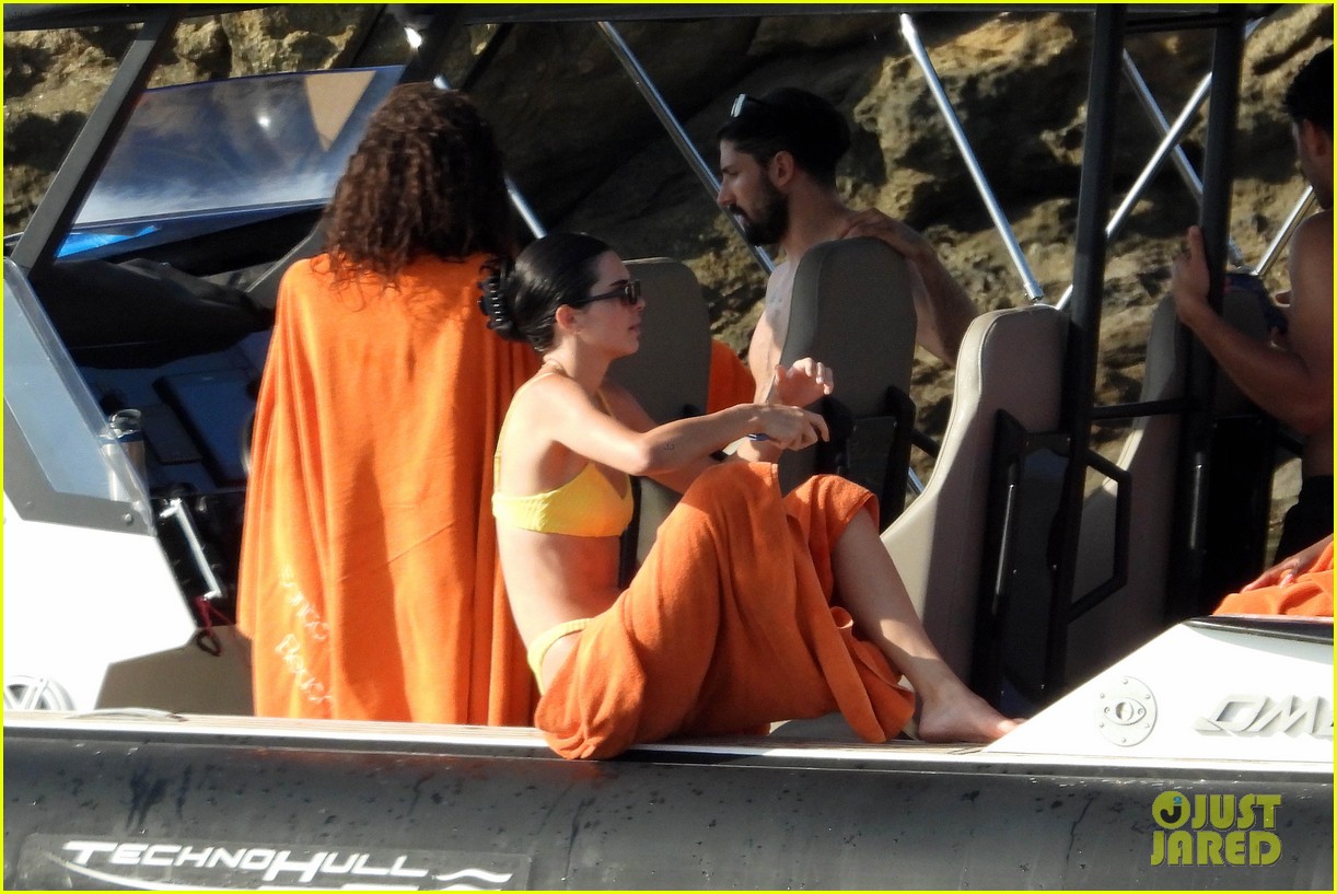 kendall jenner mykonos friends vacation 03
