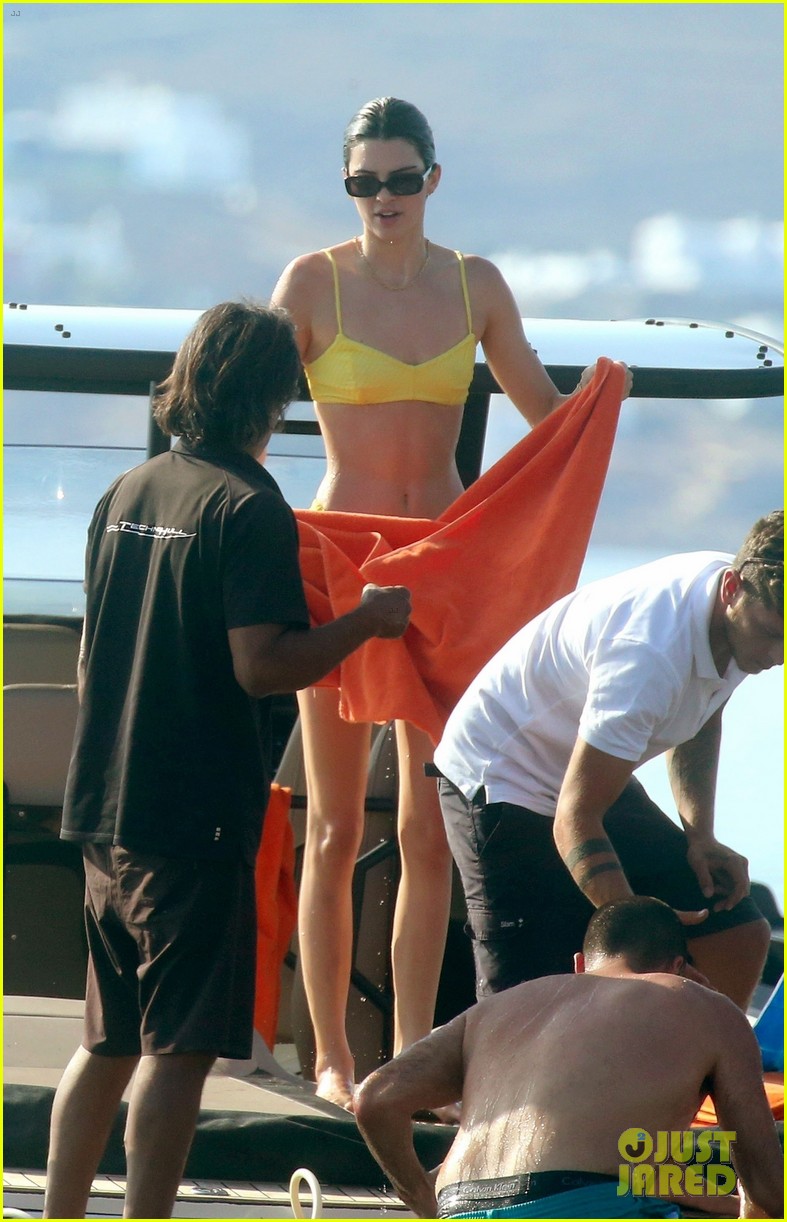 kendall jenner mykonos friends vacation 09