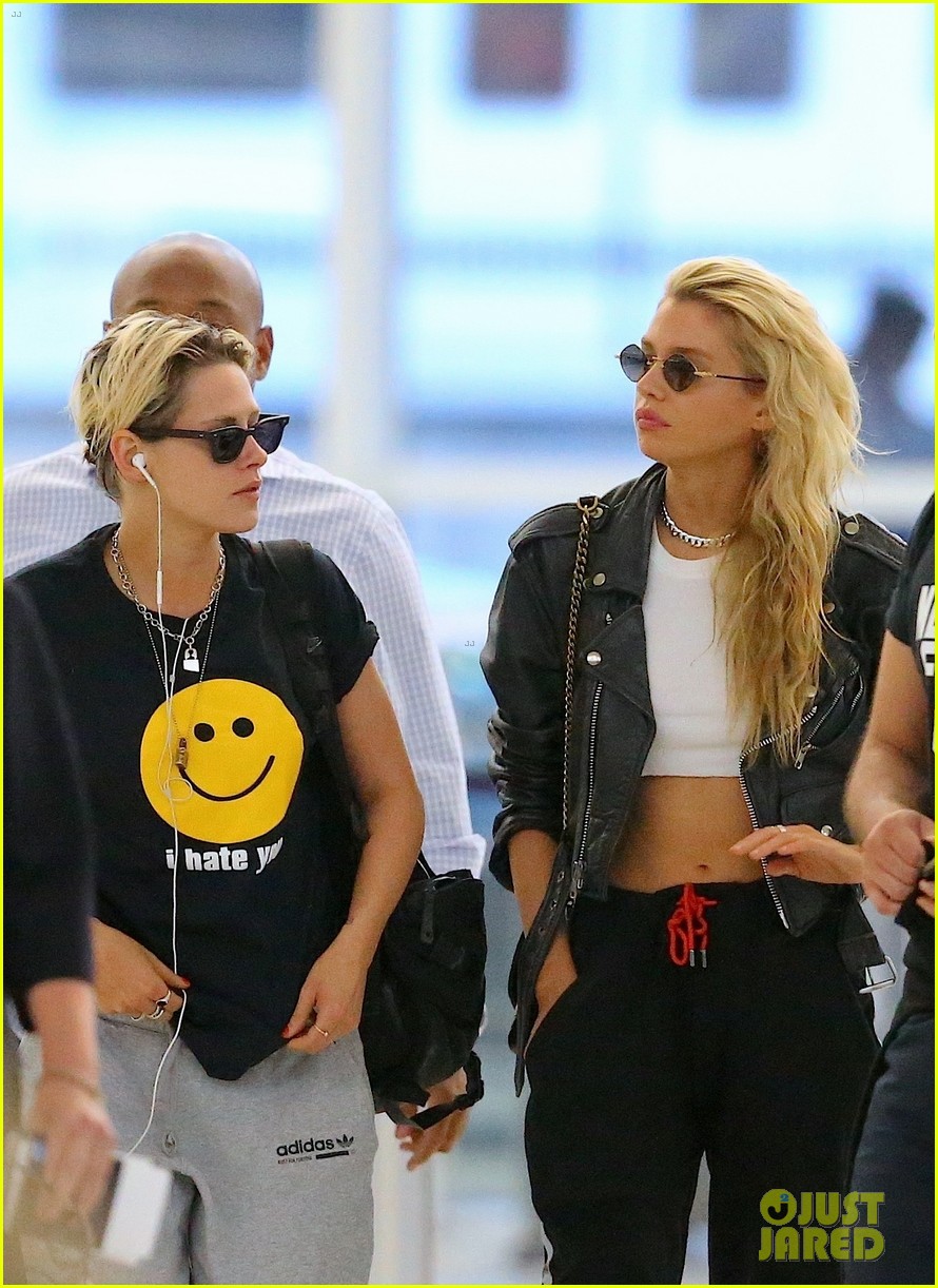 Kristen Stewart Grabs Flight Out Of Nyc With Stella Maxwell Photo 