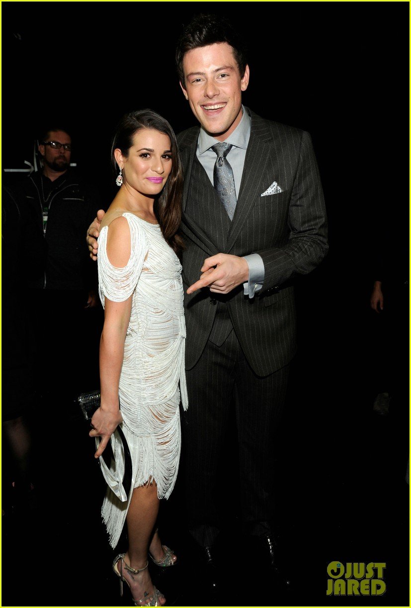 lea michele pays tribute to cory monteith 05