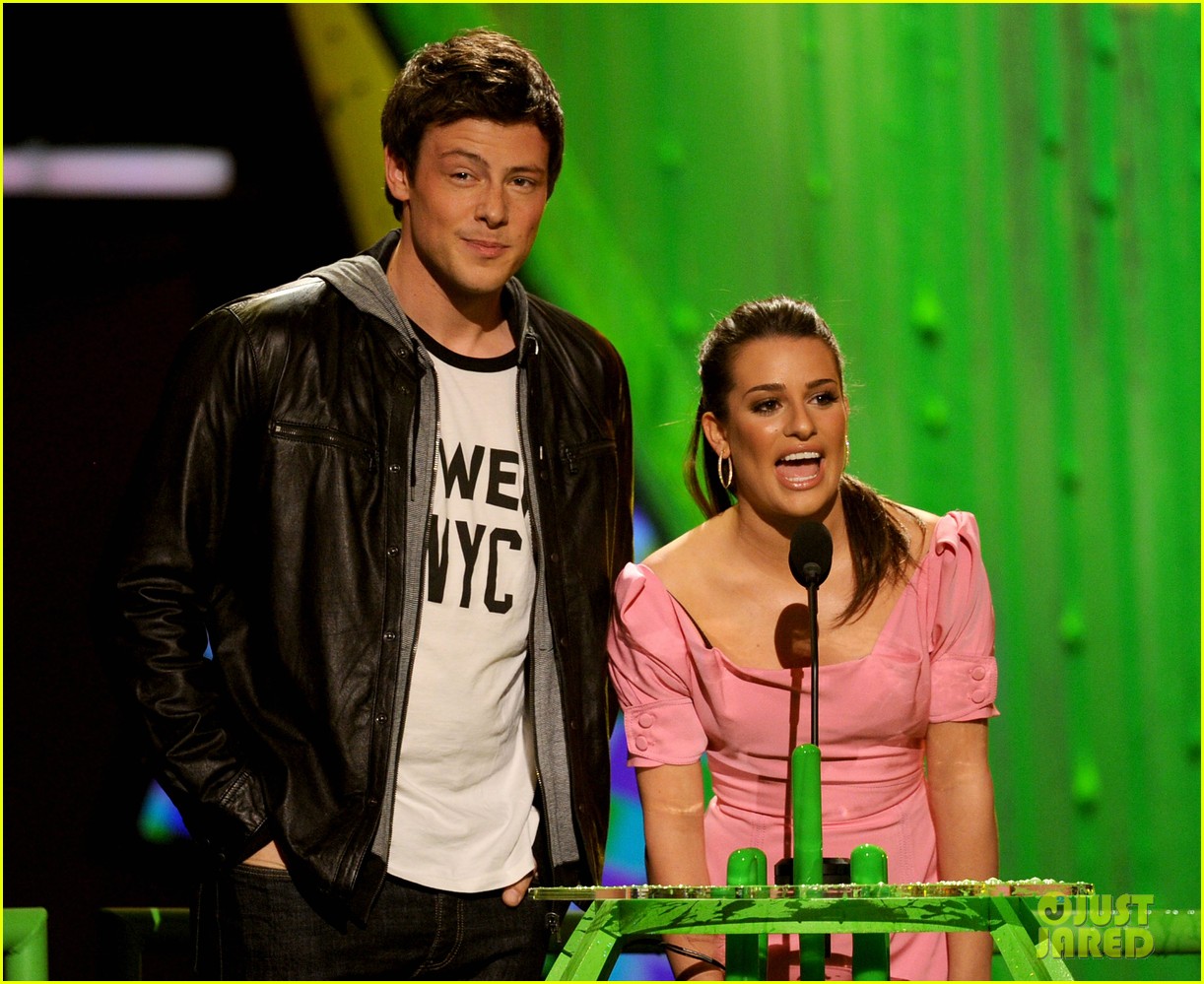 lea michele pays tribute to cory monteith 09