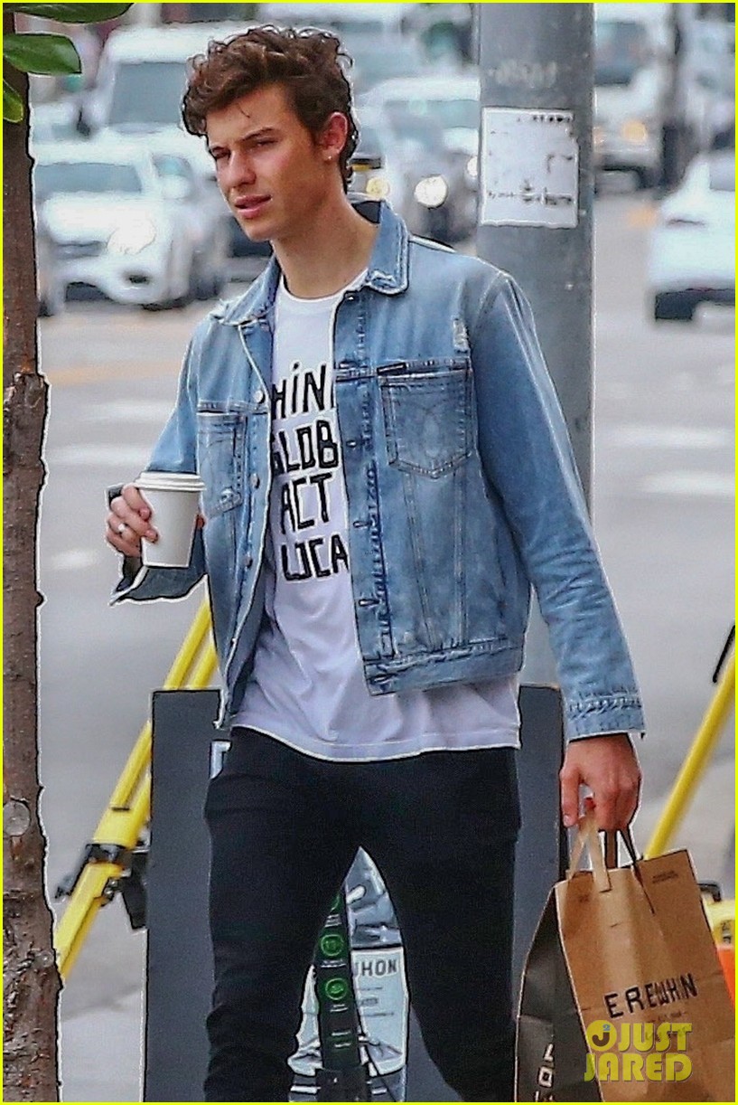 Shawn Mendes Makes Coffee Stop Before Heading To San Diego | Photo ...