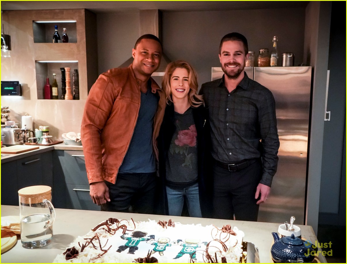 stephen amell misses emily rickards arrow set 04