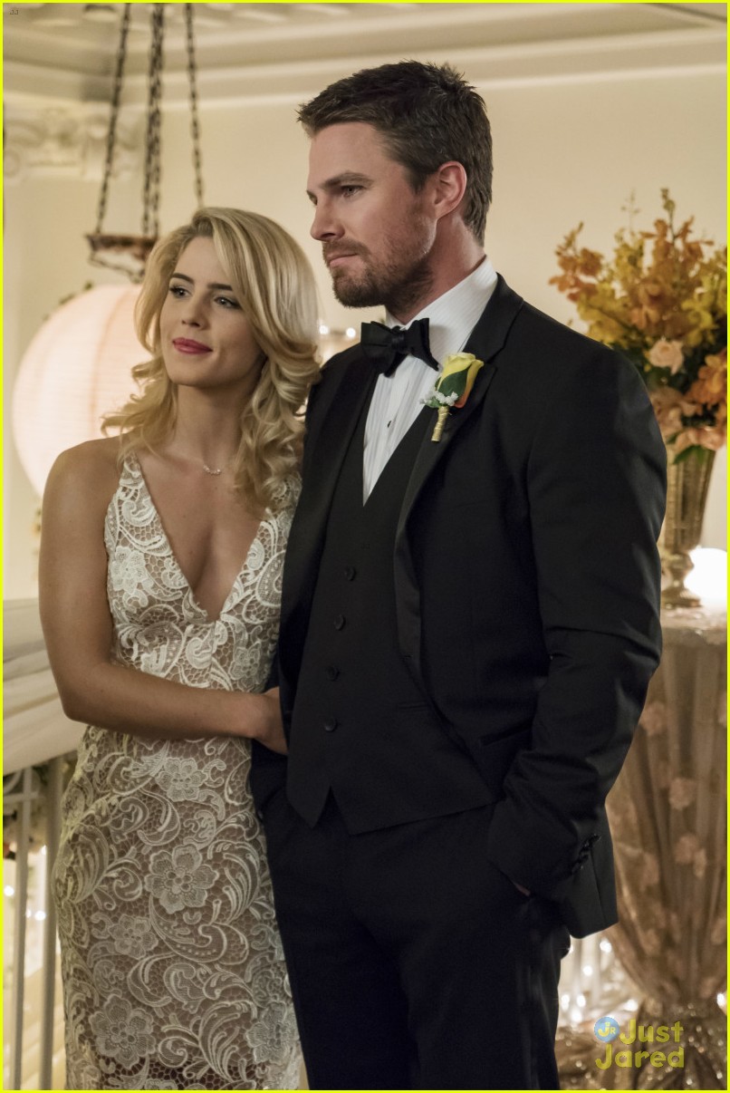 stephen amell misses emily rickards arrow set 05