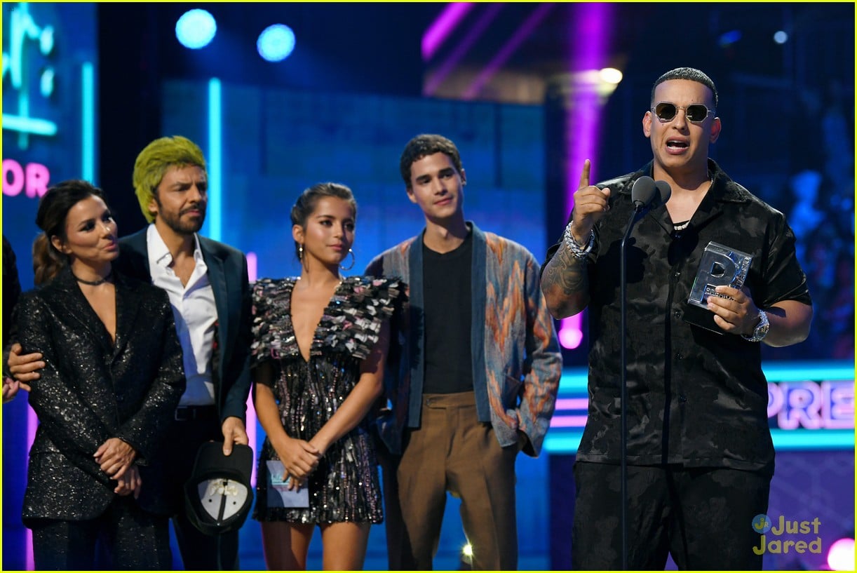 cierra ramirez tini sebastian yatra premios juvented 00