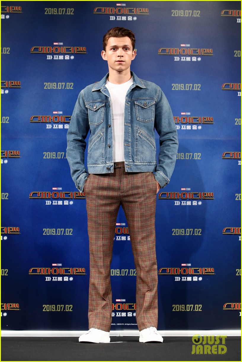 zendaya matches tom holland in nearly identical outfits 11
