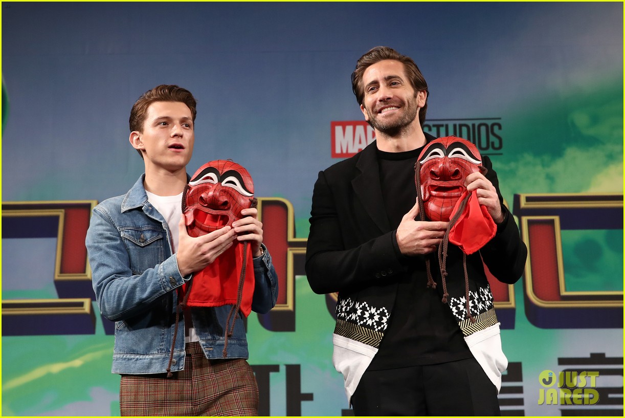 zendaya matches tom holland in nearly identical outfits 15
