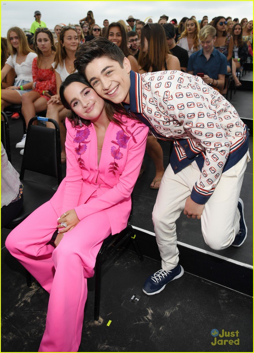 annie leblanc asher angel teen choice win pics 03