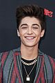 asher angel wears his hair to the sky at vmas 2019 04