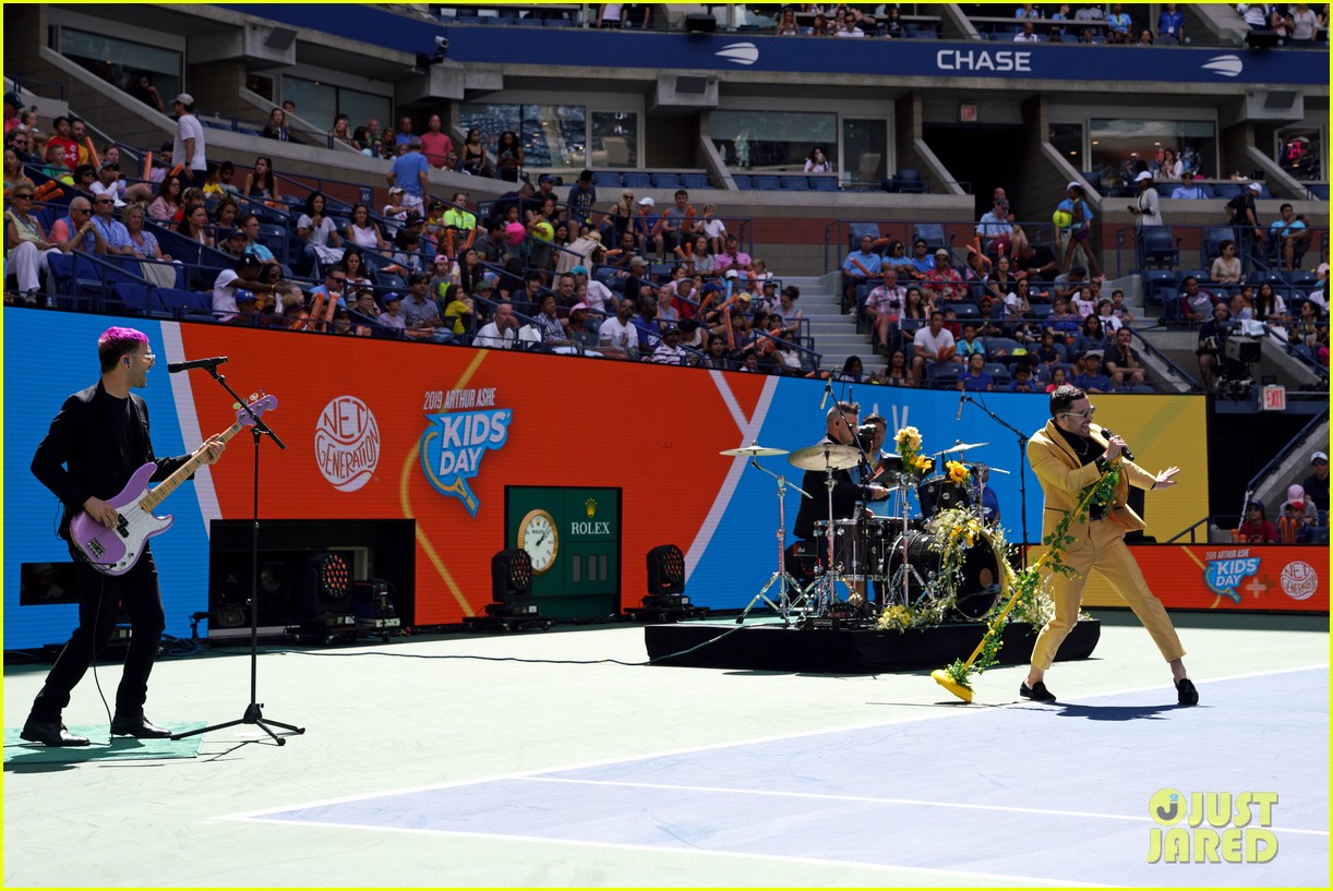 meg donnelly austin mahone hit the stage for arthur ashe kids day 09
