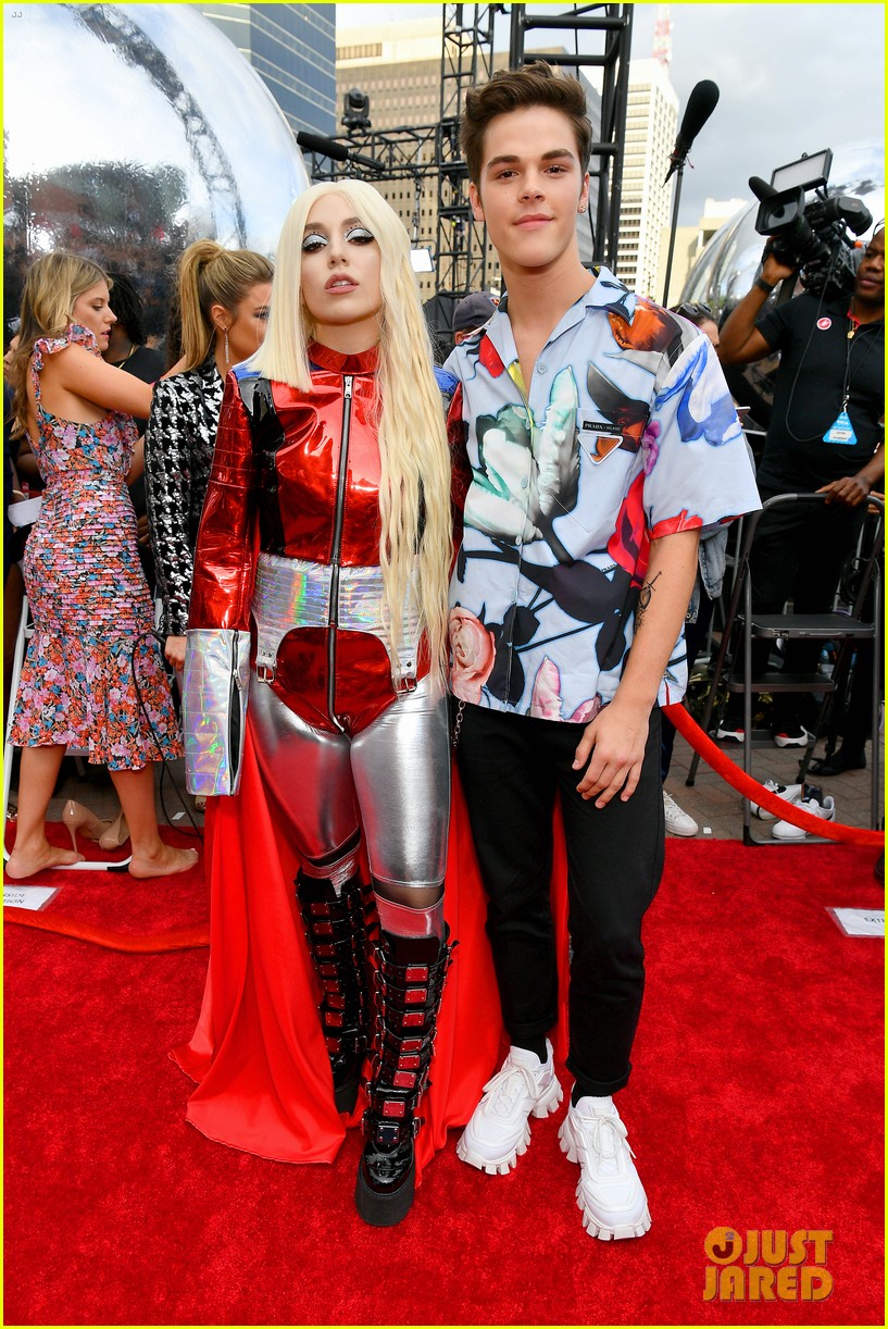 Ava Max & Zara Larsson Show Their Style at VMAs 2019 Photo 1255621