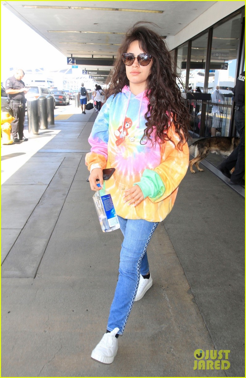 camila cabello flies back to los angeles 01