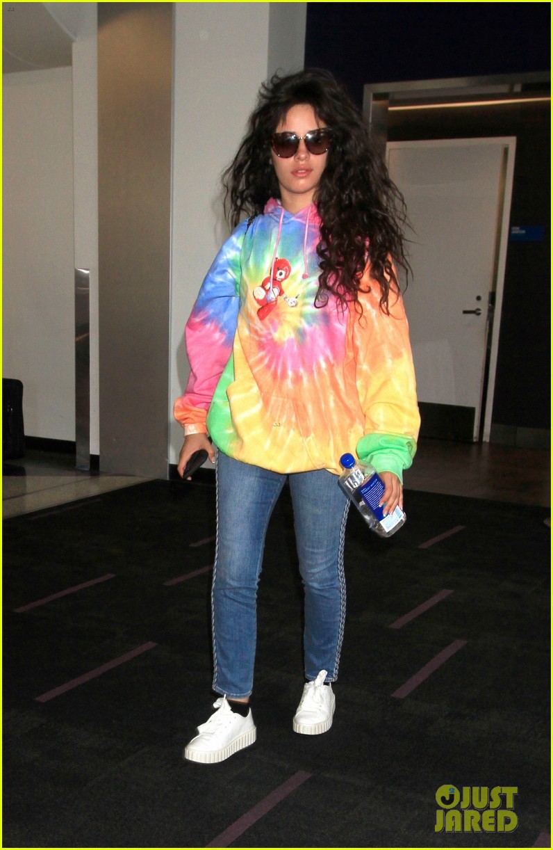 camila cabello flies back to los angeles 04