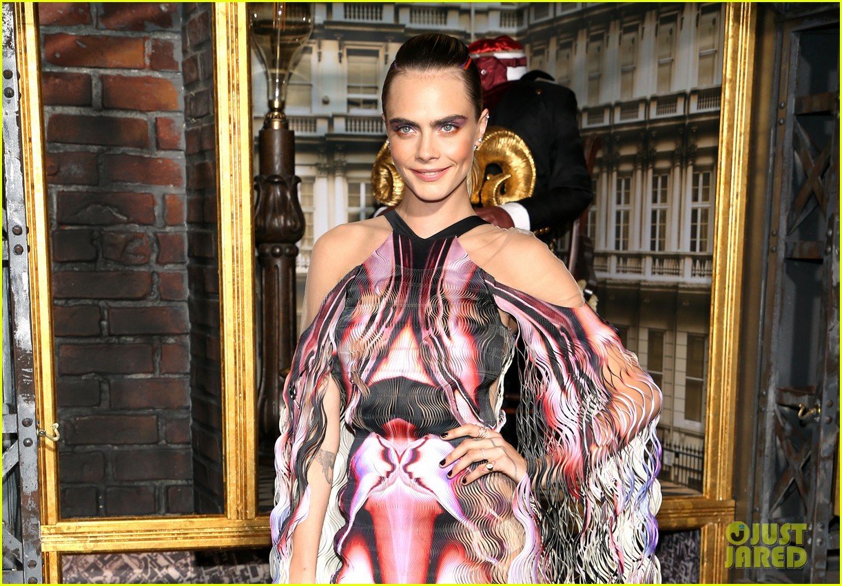 Cara Delevingne Joins Orlando Bloom at the 'Carnival Row' Premiere ...