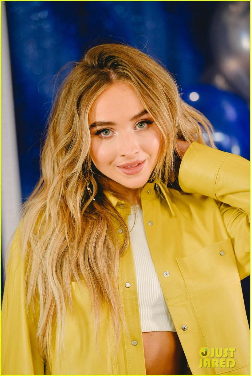 Sabrina Carpenter Pops in Yellow at 'Tall Girl' Photo Call | Photo ...