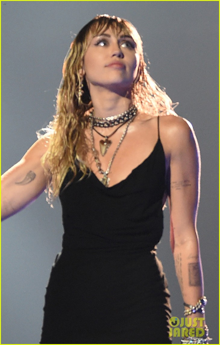 Miley Cyrus Gives First Live Performance of 'Slide Away' at MTV VMAs ...