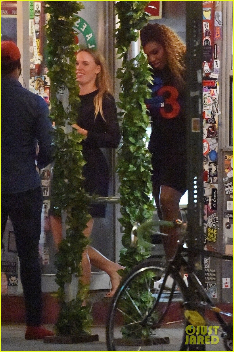 gigi hadid tyler cameron serena williams at dinner 07