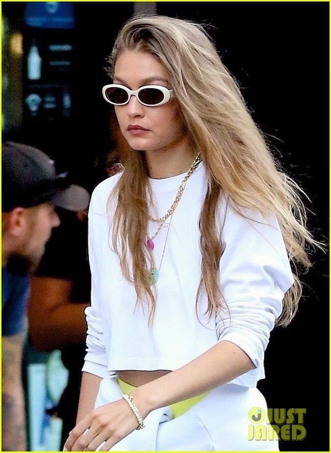 Gigi Hadid Goes for An Afternoon Stroll in NYC | Photo 1251307 - Photo ...