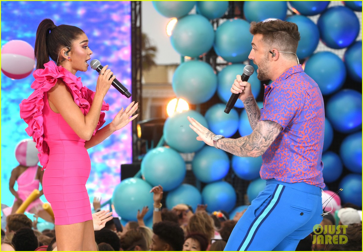 sarah hyland jordan mcgraw perform met at a party teen choice awards 06