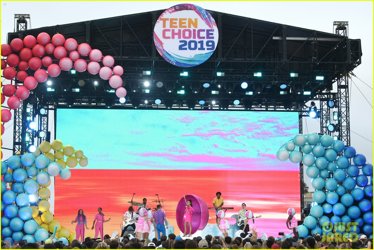 sarah hyland jordan mcgraw perform met at a party teen choice awards 11