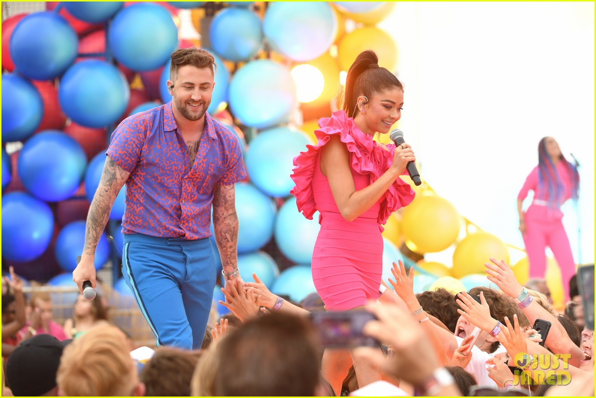 sarah hyland jordan mcgraw perform met at a party teen choice awards 12