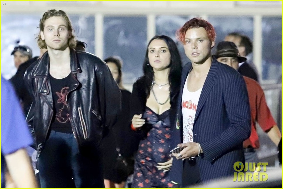 5sos ashton irwin one of best moments of life rolling stones concert 02