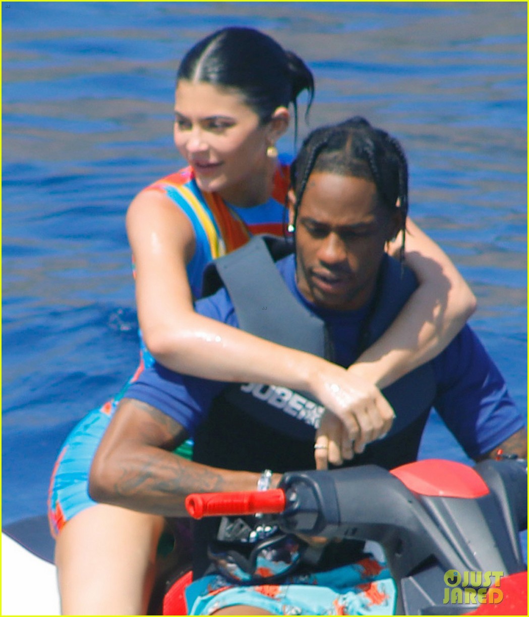 kylie jenner travis scott jet ski on her birthday 09