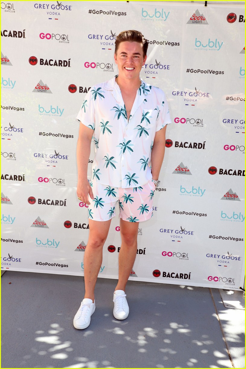 jesse mccartney girlfriend katie peterson couple up in las vegas 01