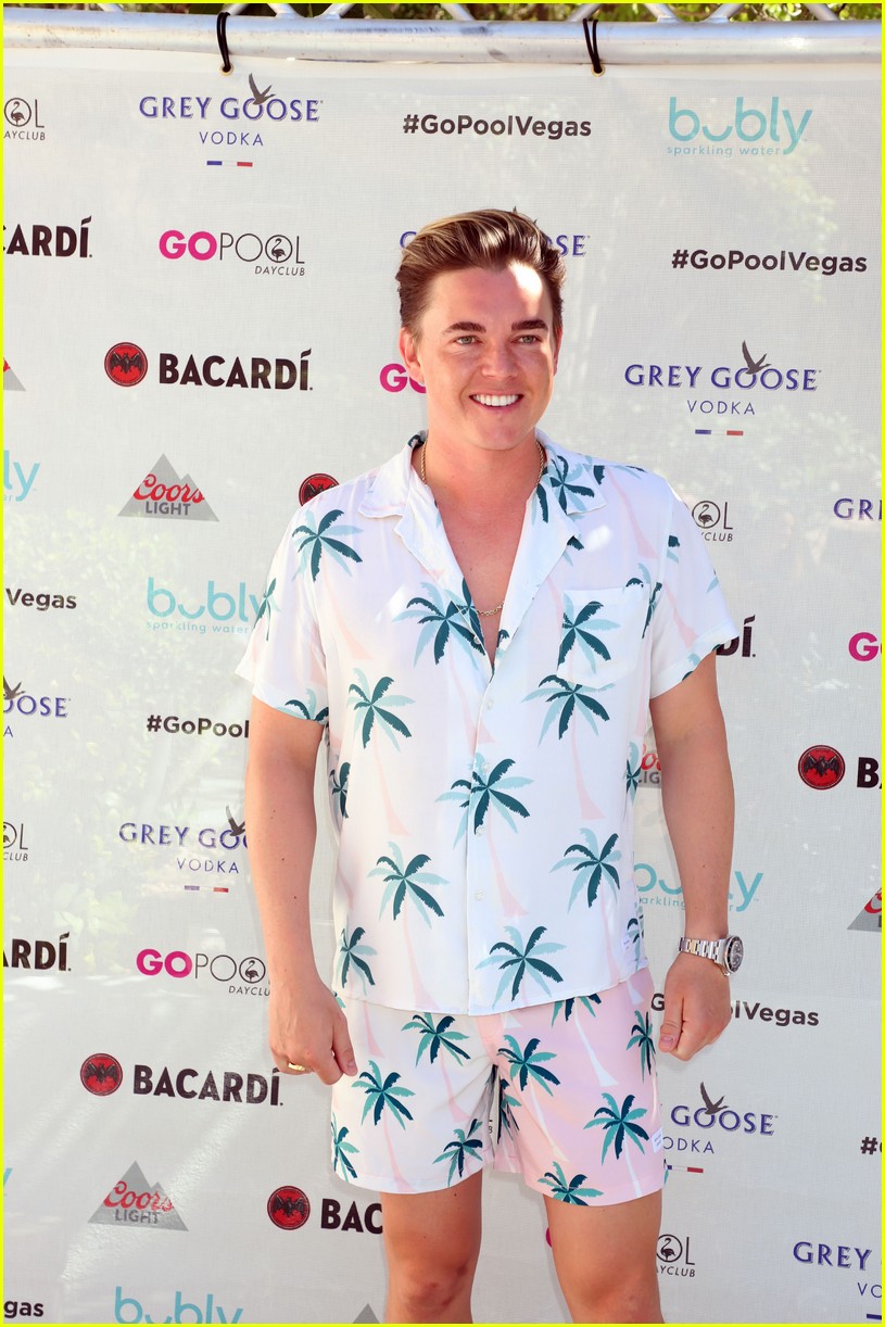 jesse mccartney girlfriend katie peterson couple up in las vegas 04