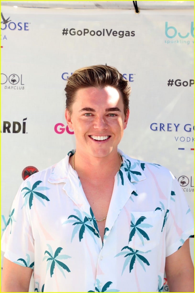 jesse mccartney girlfriend katie peterson couple up in las vegas 07