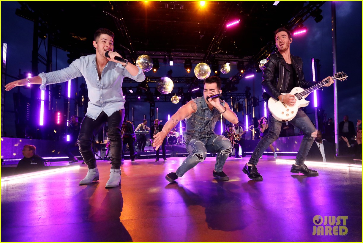 jonas-brothers-take-home-first-mtv-vmas-award-for-sucker-photo-1255859-photo-gallery