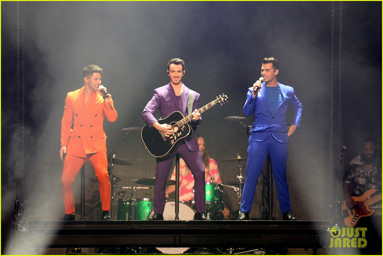 jonas brothers happiness begins tour august 2019 05