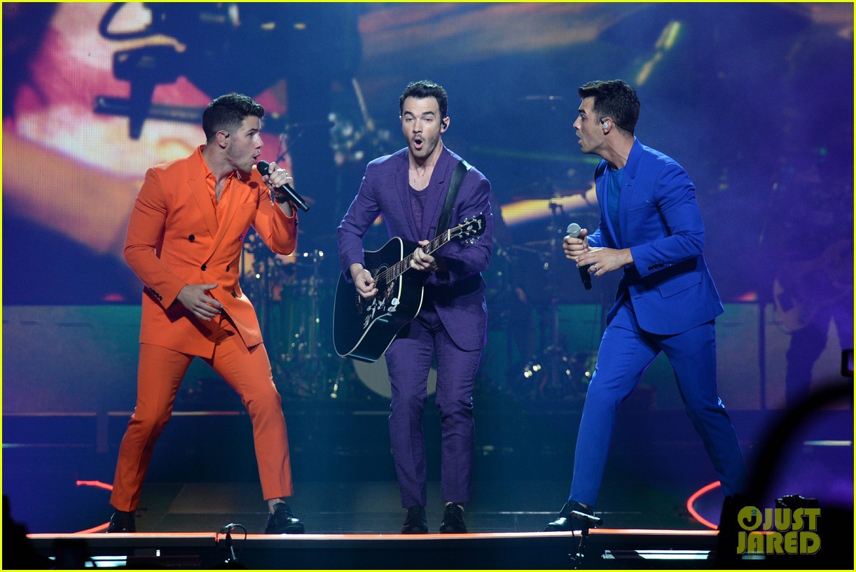 Jonas Brothers Kick Off 'Happiness Begins' Tour - Check Out the Set ...