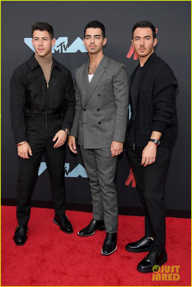 jonas brothers vmas 2019 red carpet 05