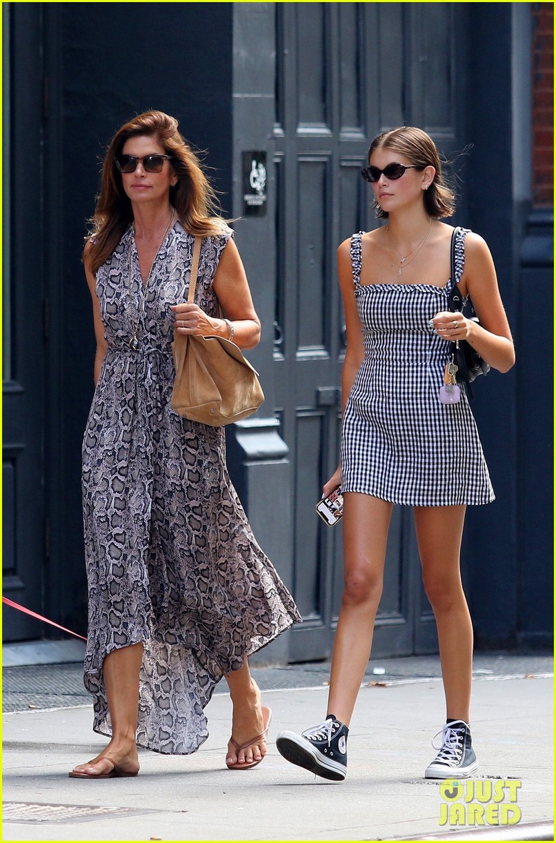 Kaia Gerber Hangs Out with Her Famous Parents in NYC | Photo 1254497 ...