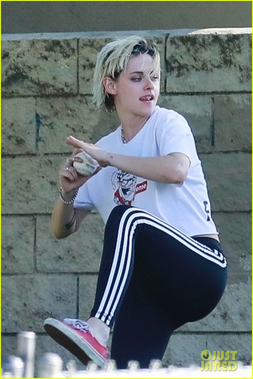 kristen stewart friends a league of their own softball in the park 02