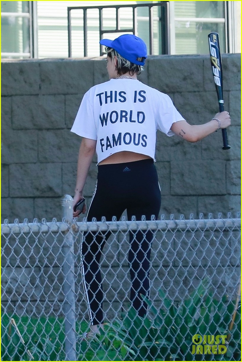 kristen stewart friends a league of their own softball in the park 03