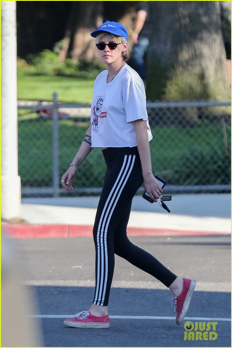 kristen stewart friends a league of their own softball in the park 04