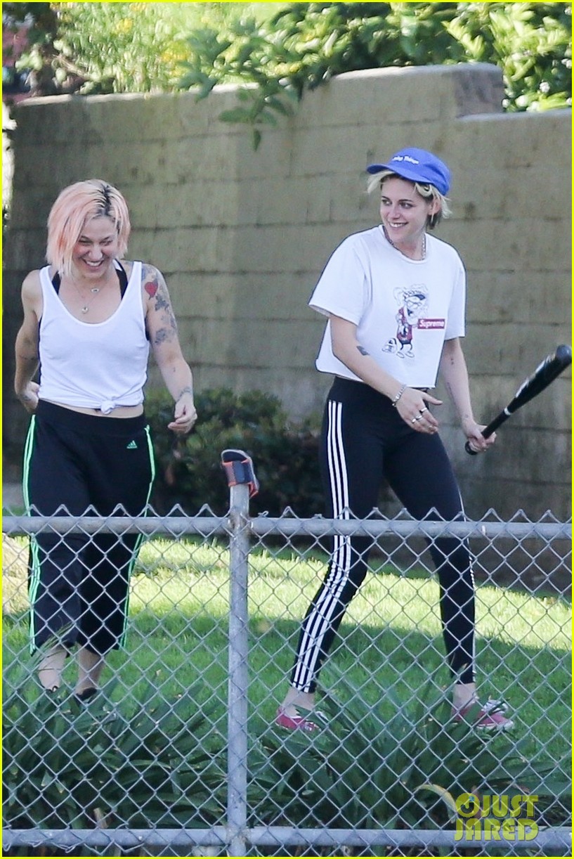 kristen stewart friends a league of their own softball in the park 05