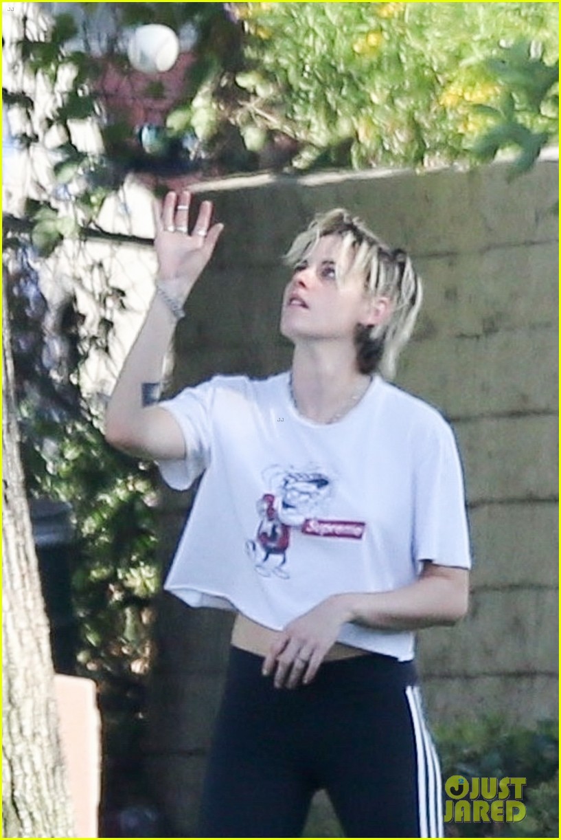 kristen stewart friends a league of their own softball in the park 07