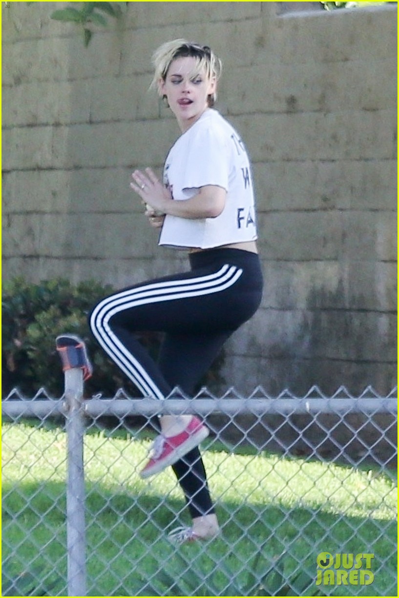 kristen stewart friends a league of their own softball in the park 13
