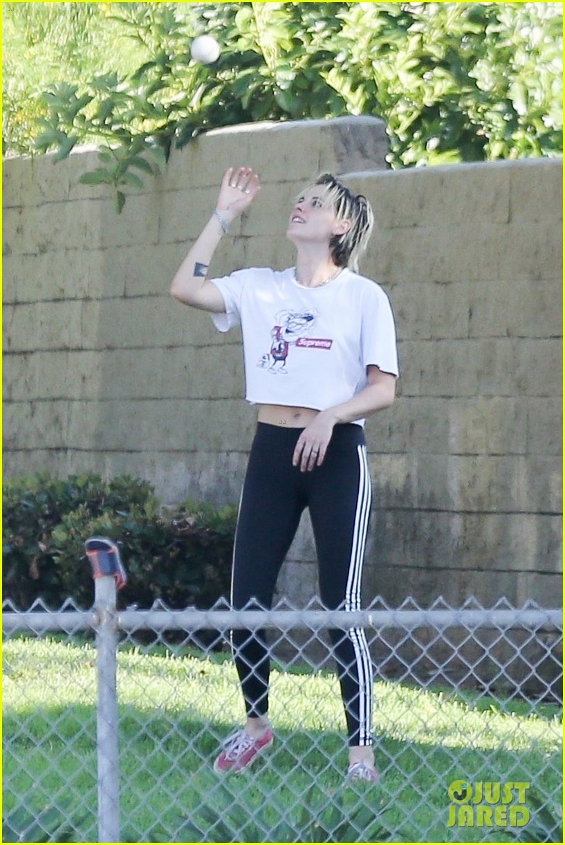 kristen stewart friends a league of their own softball in the park 15