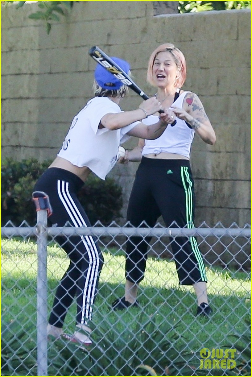 kristen stewart friends a league of their own softball in the park 18