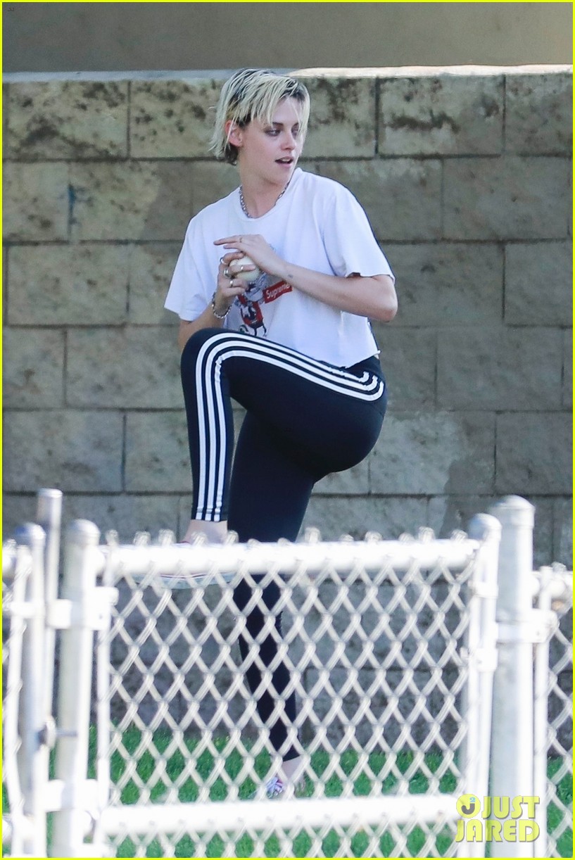 kristen stewart friends a league of their own softball in the park 27