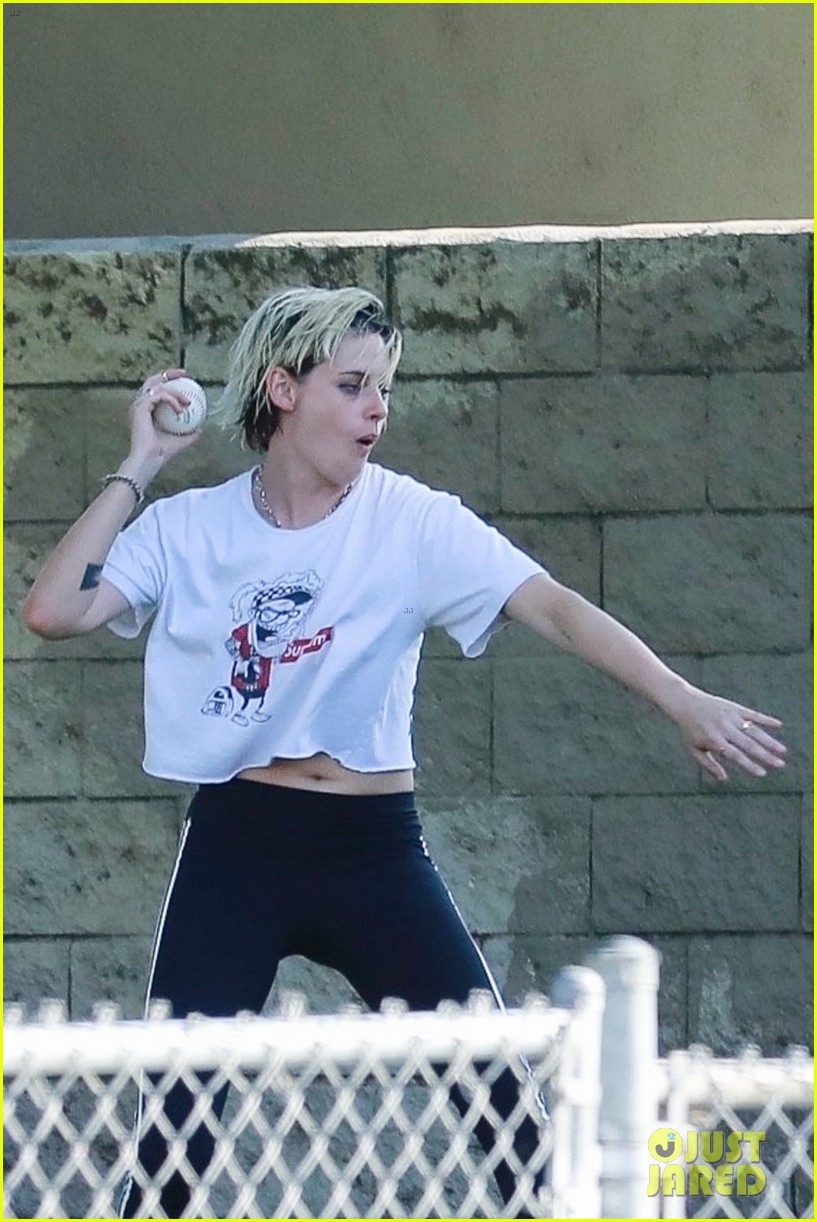 kristen stewart friends a league of their own softball in the park 28