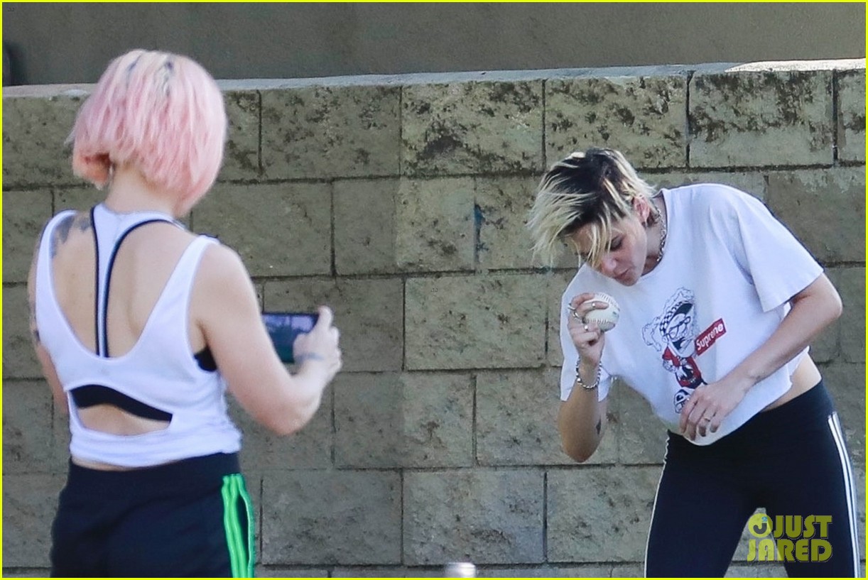 kristen stewart friends a league of their own softball in the park 29