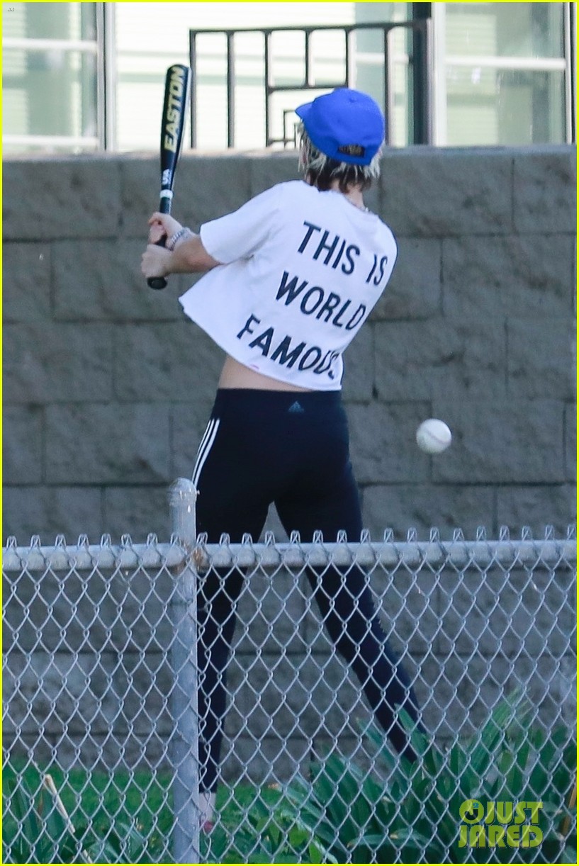 kristen stewart friends a league of their own softball in the park 32