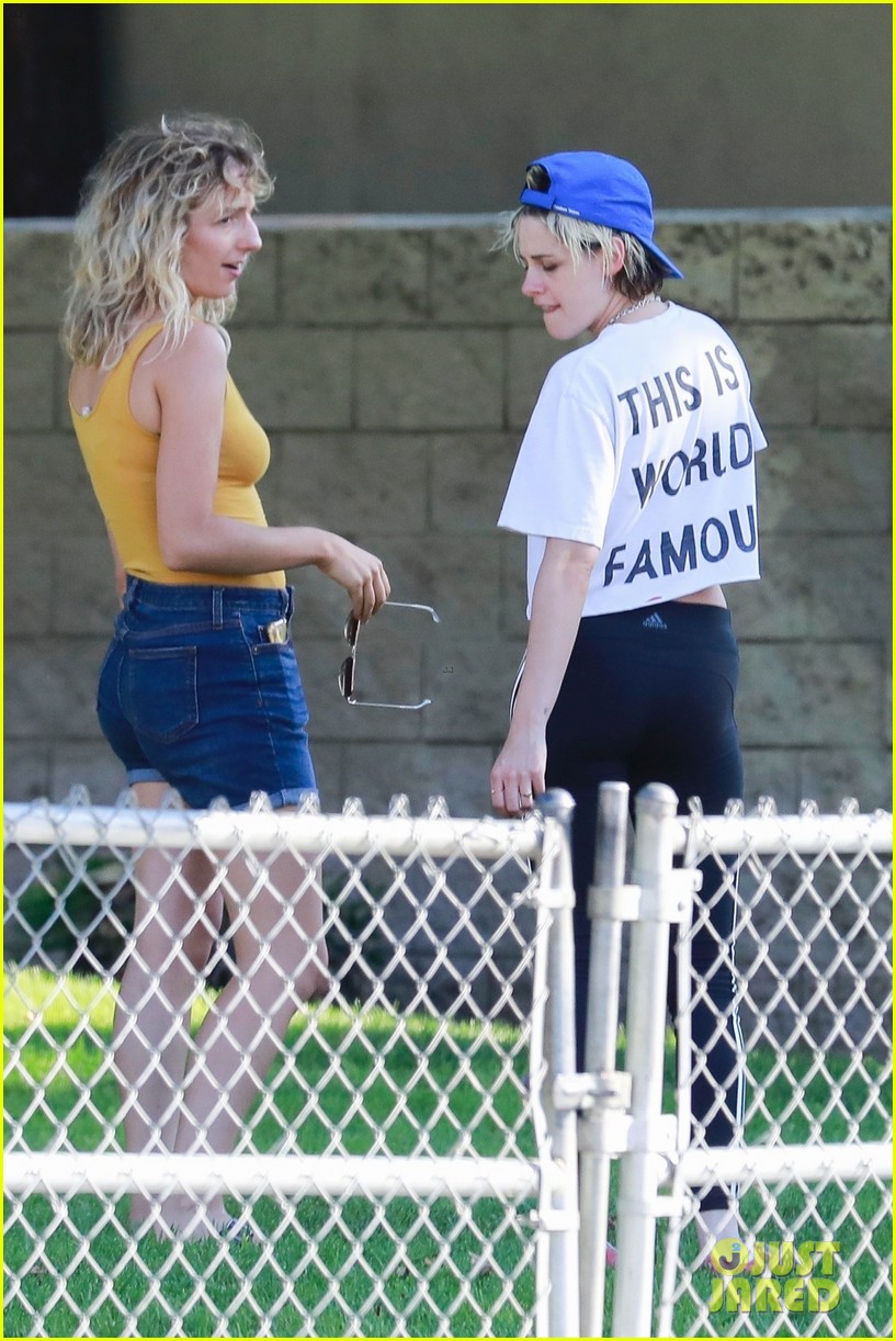 kristen stewart friends a league of their own softball in the park 36